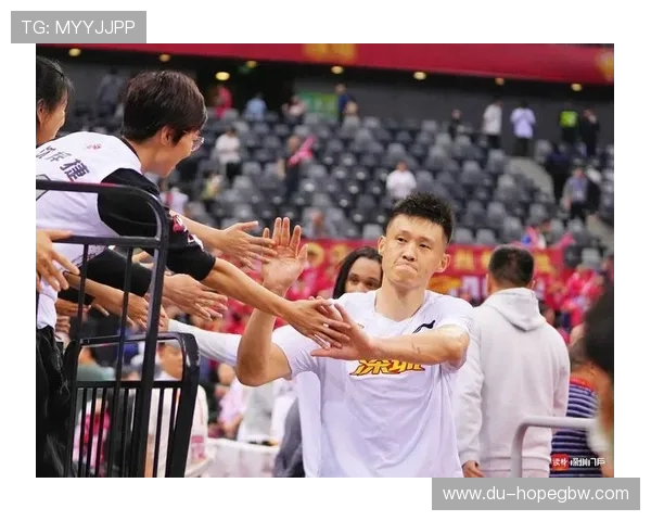 周鹏：从篮球场上的拼搏到生活中的坚持，见证成长与奋斗的传奇之路